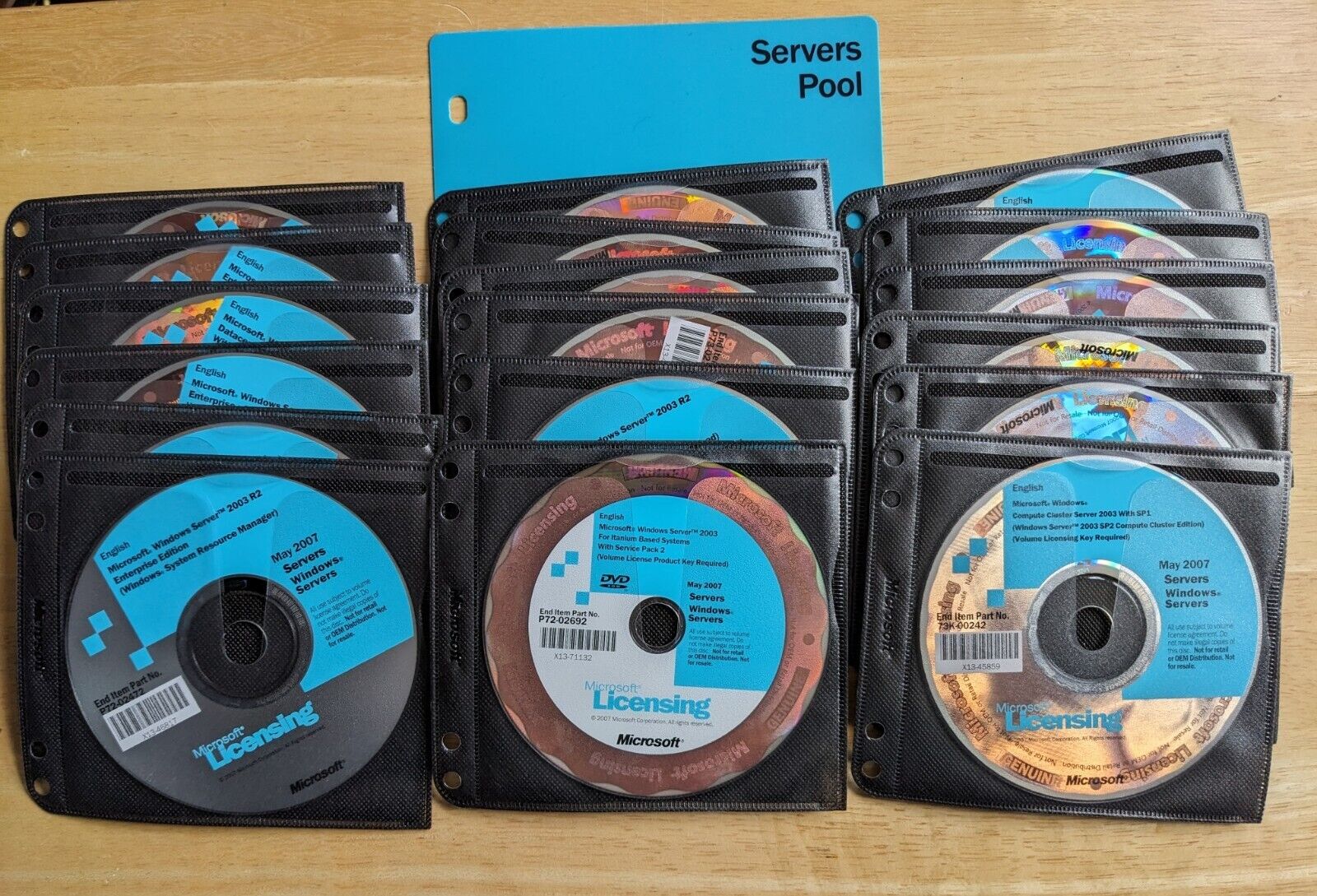 LOT MICROSOFT LICENSING SERVERS POOL 2003 32/64 BIT CD SET - 18 Discs - Preowned