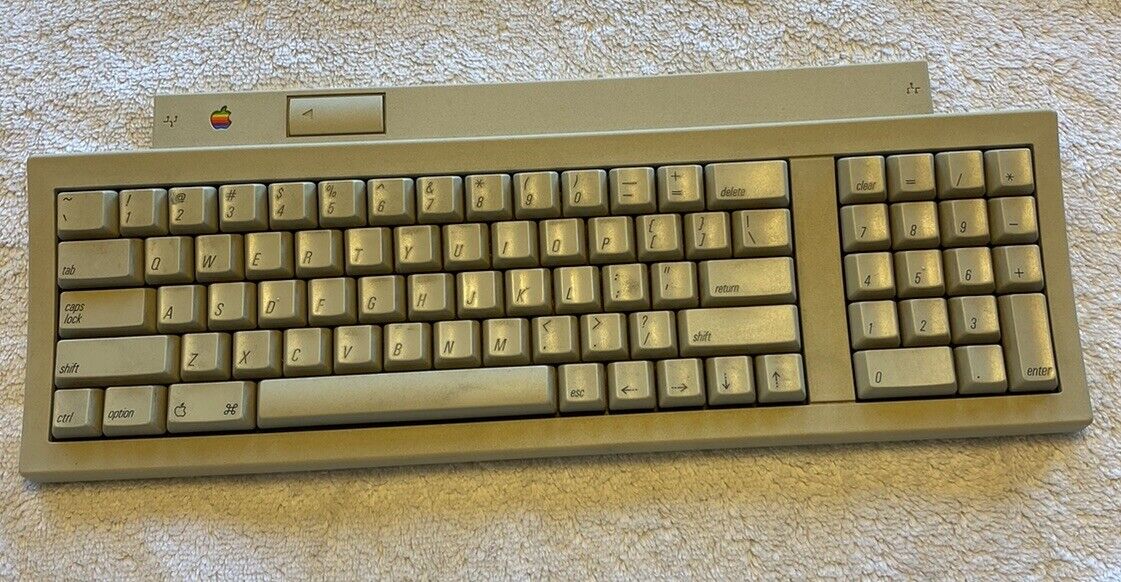 Apple Keyboard II M0487, Vintage 1990 no missing keys tilt legs intact Very Good