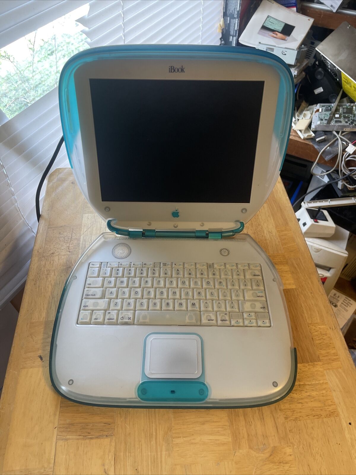 Apple iBook G3 Blue Clamshell Laptop Notebook  - Powers boots to linux no PSU