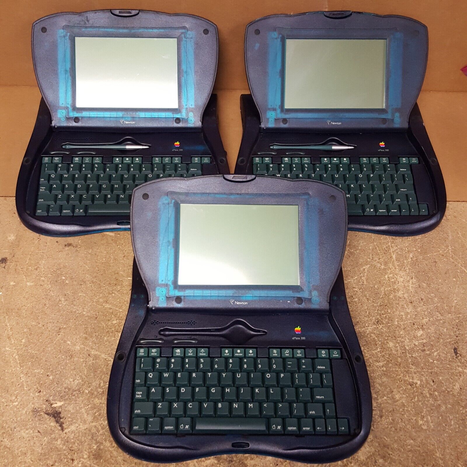 Lot of 3- Apple Newton eMate 300 Laptop Computer (Only) 1997 H0208 Vintage PARTS