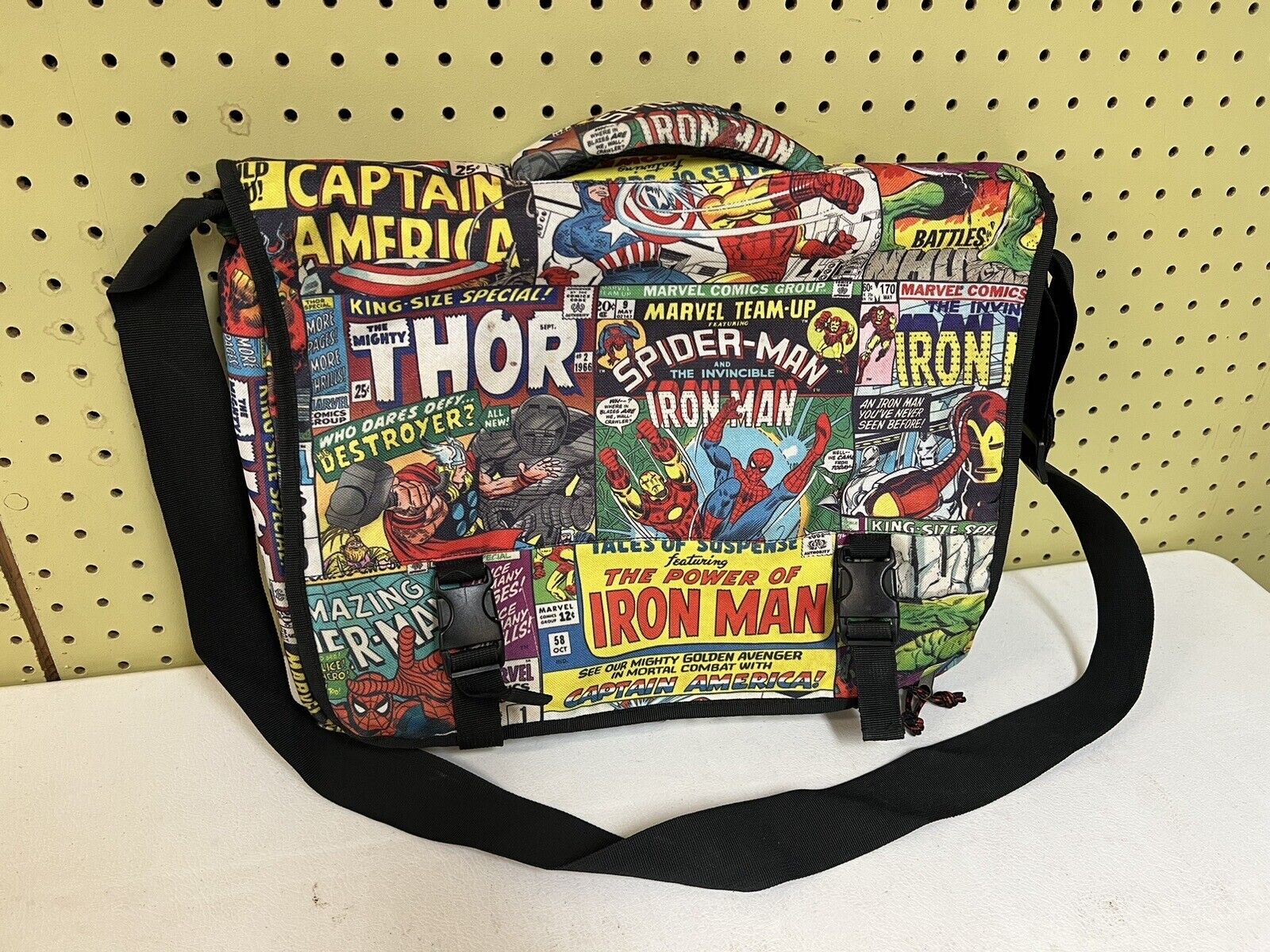 Marvel Comics Avengers Computer Laptop Messenger Bag. 17”x13” 