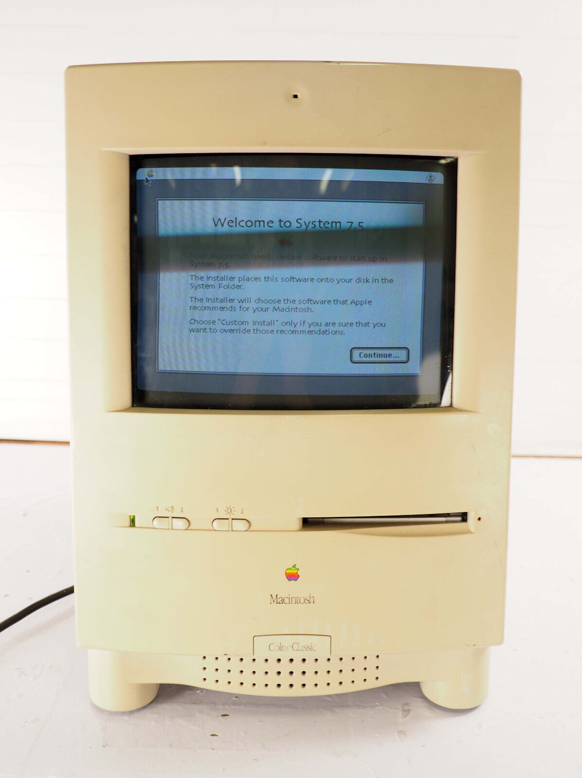 Apple M1600 Color Classic 16 MHz 68030 CPU 4 MB RAM Macintosh Computer