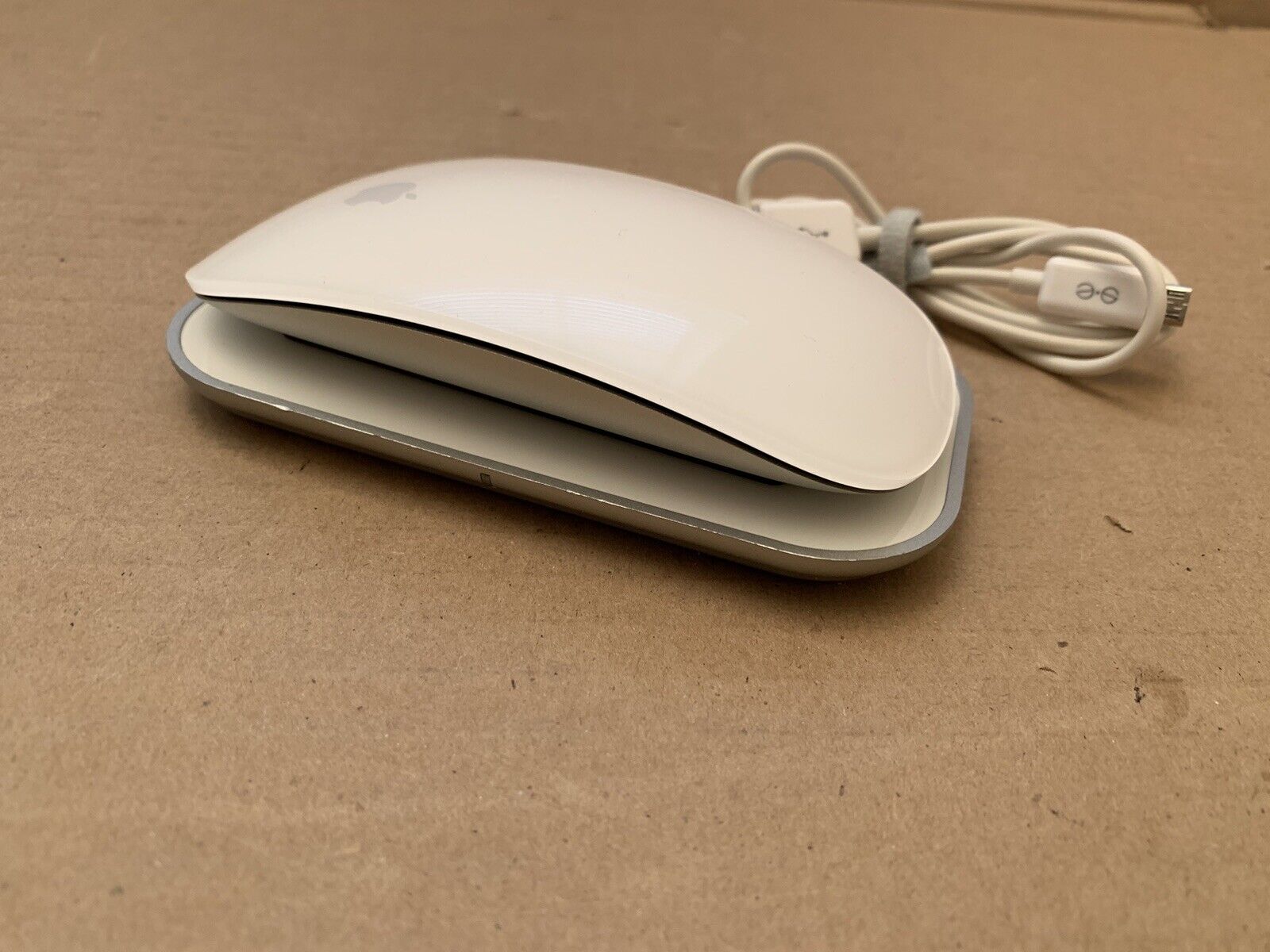 **PARTS REPAIR** MOBEE APPLE MAGIC MOUSE 1 & BATTERY & WIRELESS CHARGING STATION