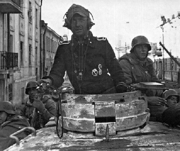 German Panzer Tank Commander with Soldiers 8