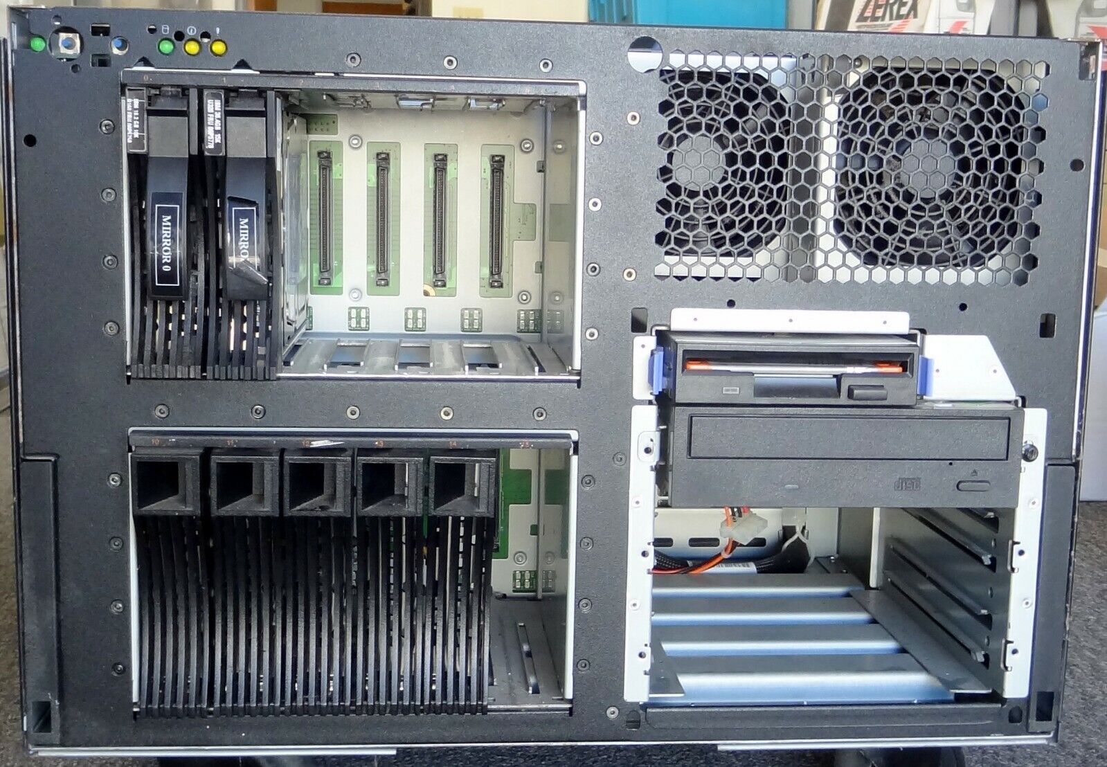 IBM xSeries 255 (8685C1X) Server 2x 2.0/2MB/400MHz SL66Z  1GB RAM 3x 36.4GB HDD