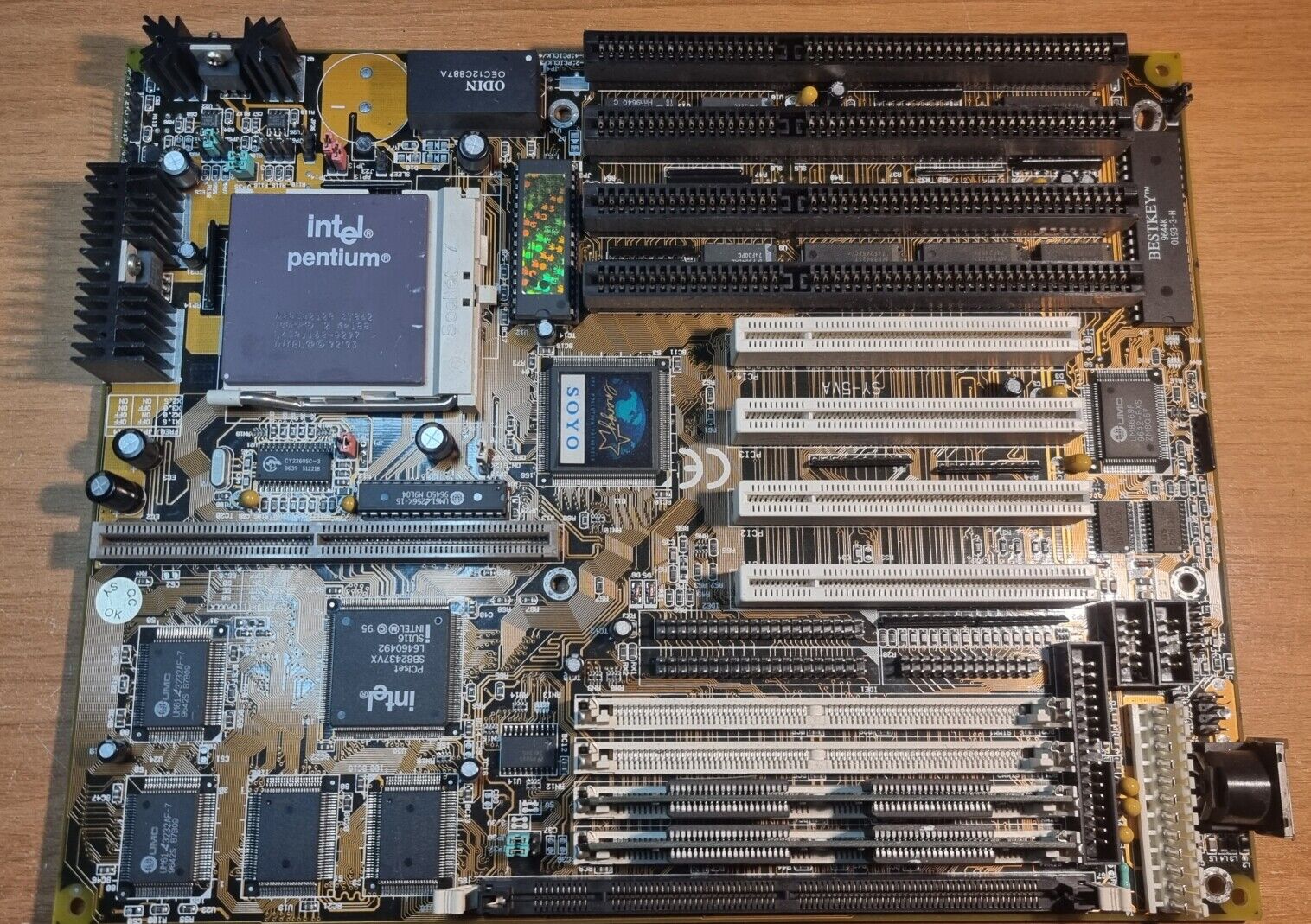 Soyo SY-5VA + Pentium 120MHz + 16MB ram