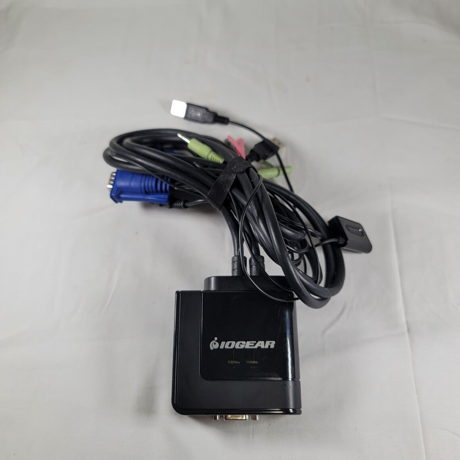 IOGEAR GCS72U 2-Port USB Cable VGA KVM Switch w/ Cables, Audio & Mic