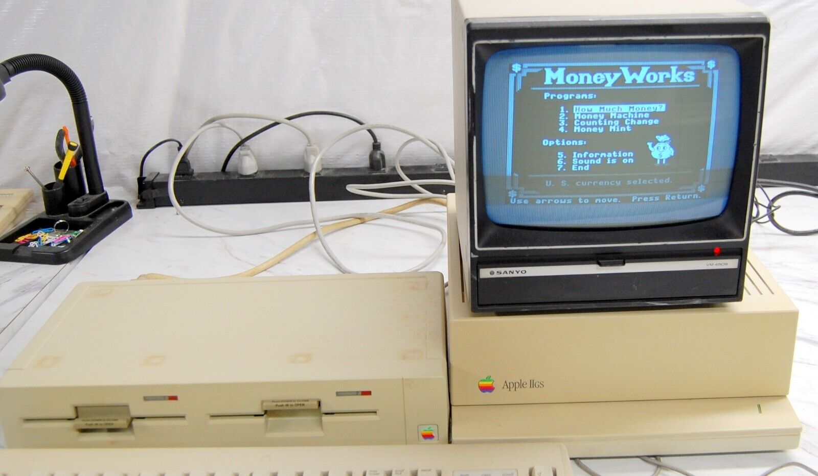 Vintage  Apple IIGS w/keyboard mouse & 5 1/4\