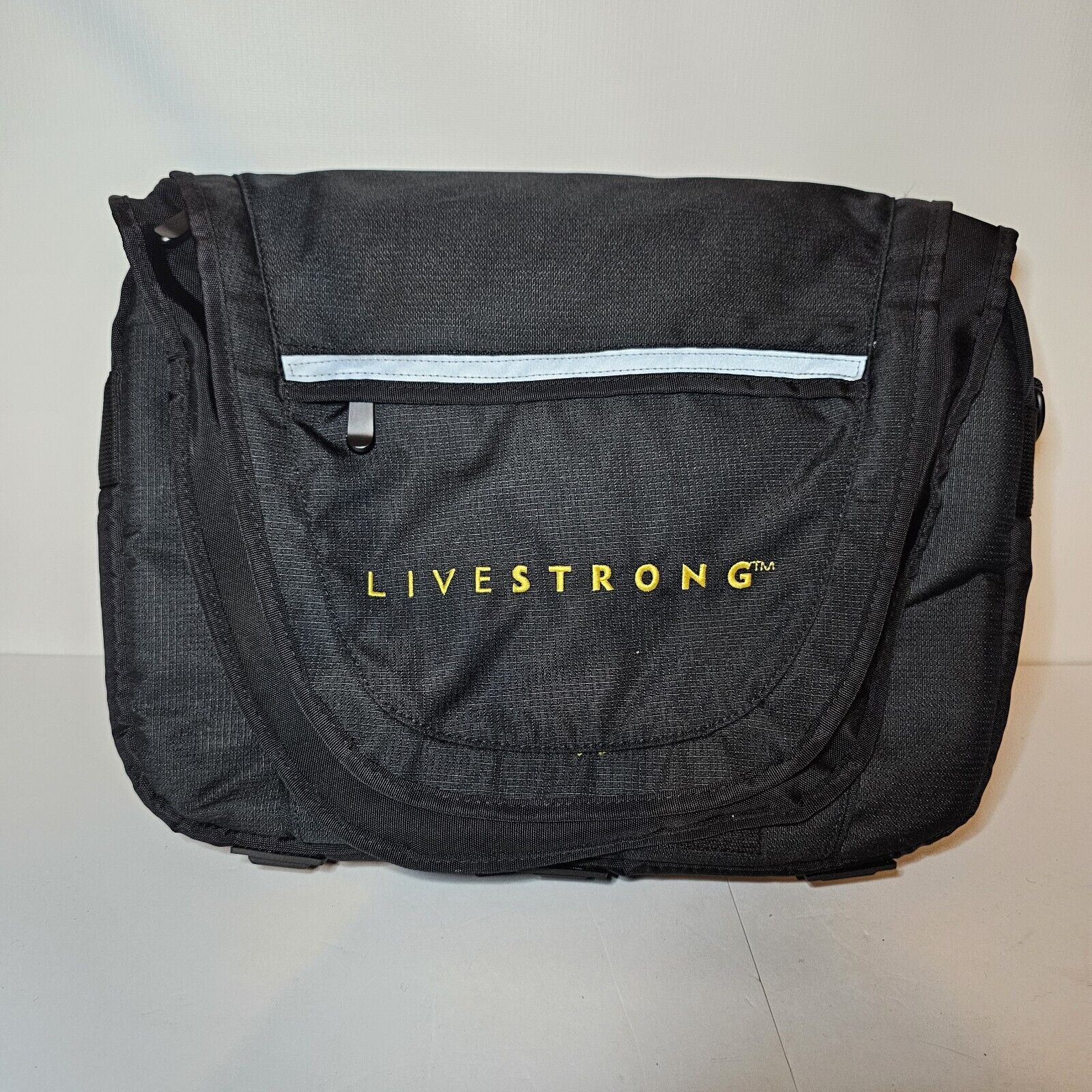 hp special eddition  l2000 notebook carrying case live strong Lance Armstrong