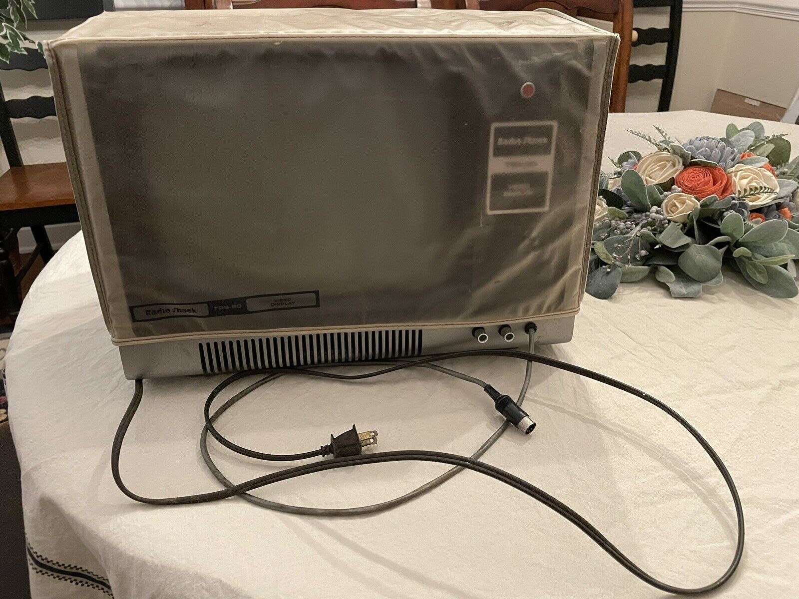 Vintage Radio Shack TRS-80 Video Display 26-1201 working with dust cover