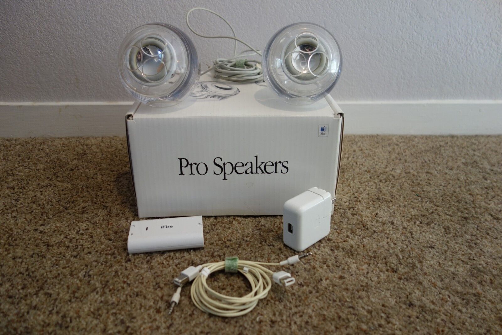 Apple Pro Speakers M6531 + Apple Power Bank + Griffin iFire