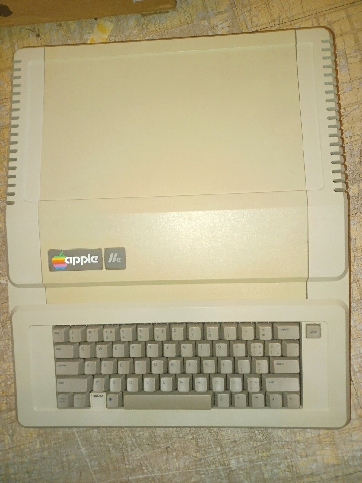 Rare Vintage CANADIAN French/English Apple IIE Ex condition - Tested and Working