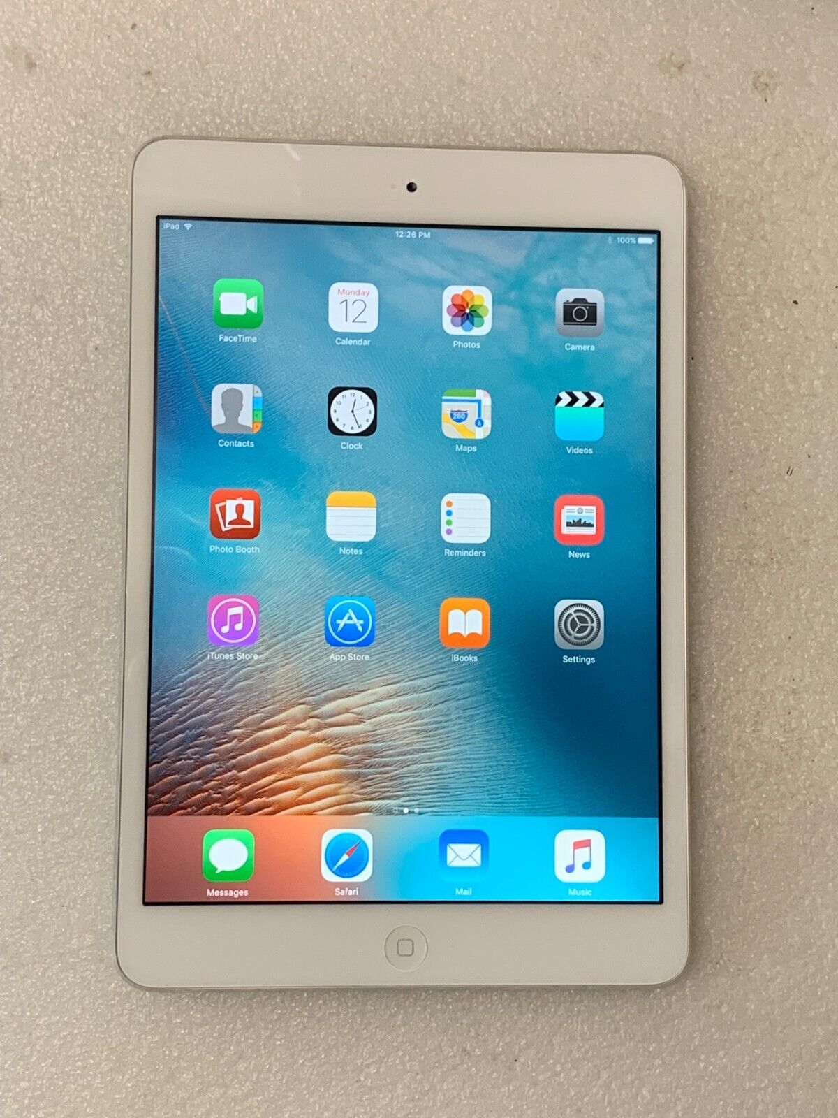 Lot of 2 Apple iPad Mini , Mini 2 16GB Silver Wi-Fi - Cracked