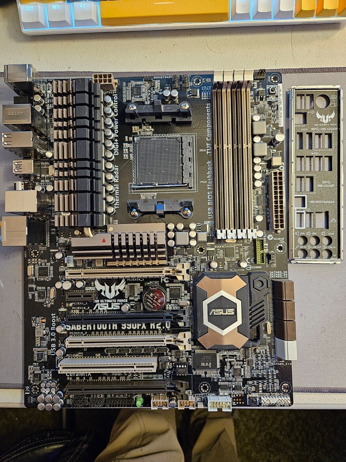 ASUS TUF SABERTOOTH 990FX R2.0 AM3+ AMD 990FX + SB950 SATA 6Gb/s USB 3.0 ATX AMD