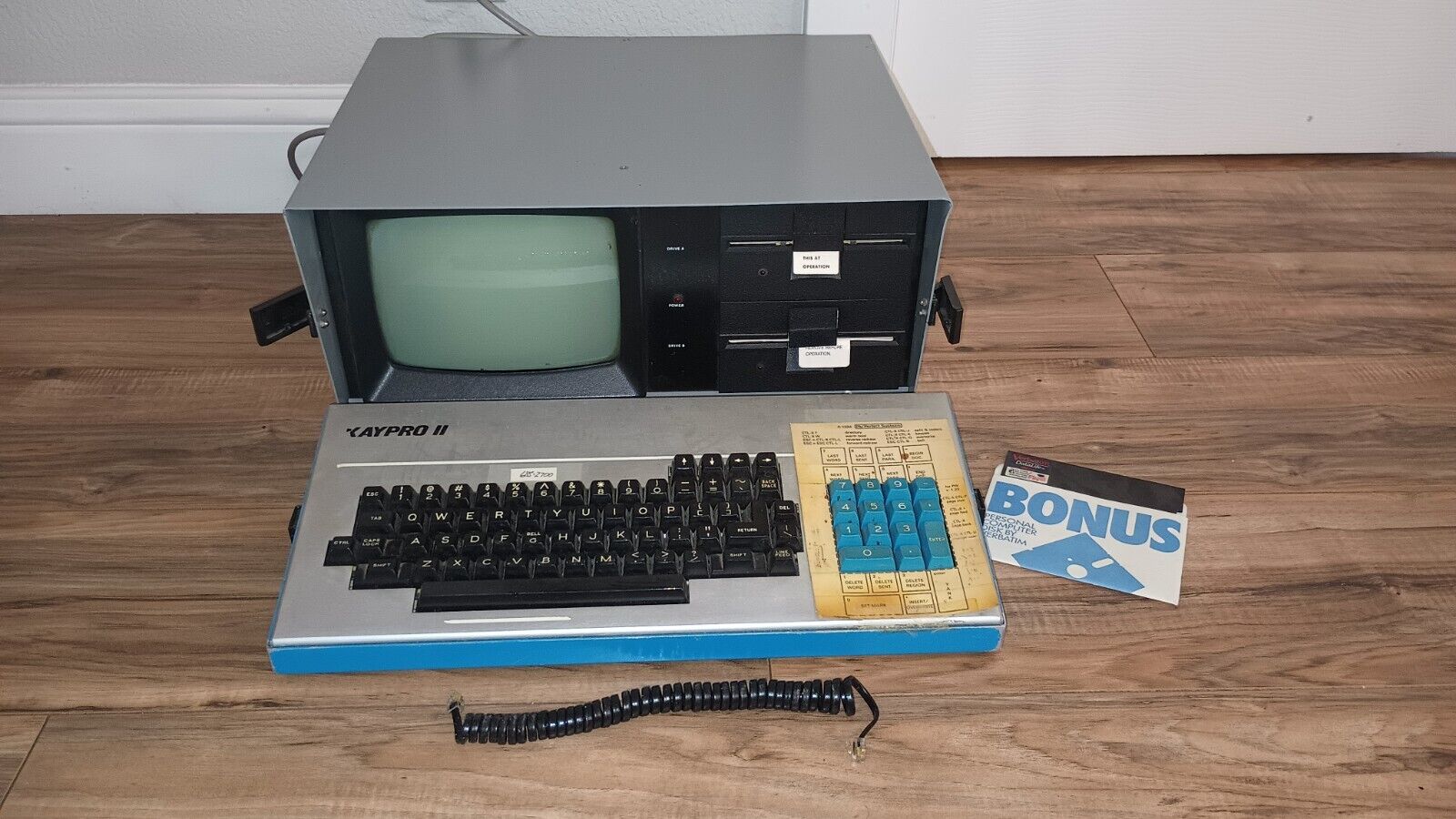 Vintage 1982 KAYPRO II Portable Computer, keyboard, software-it