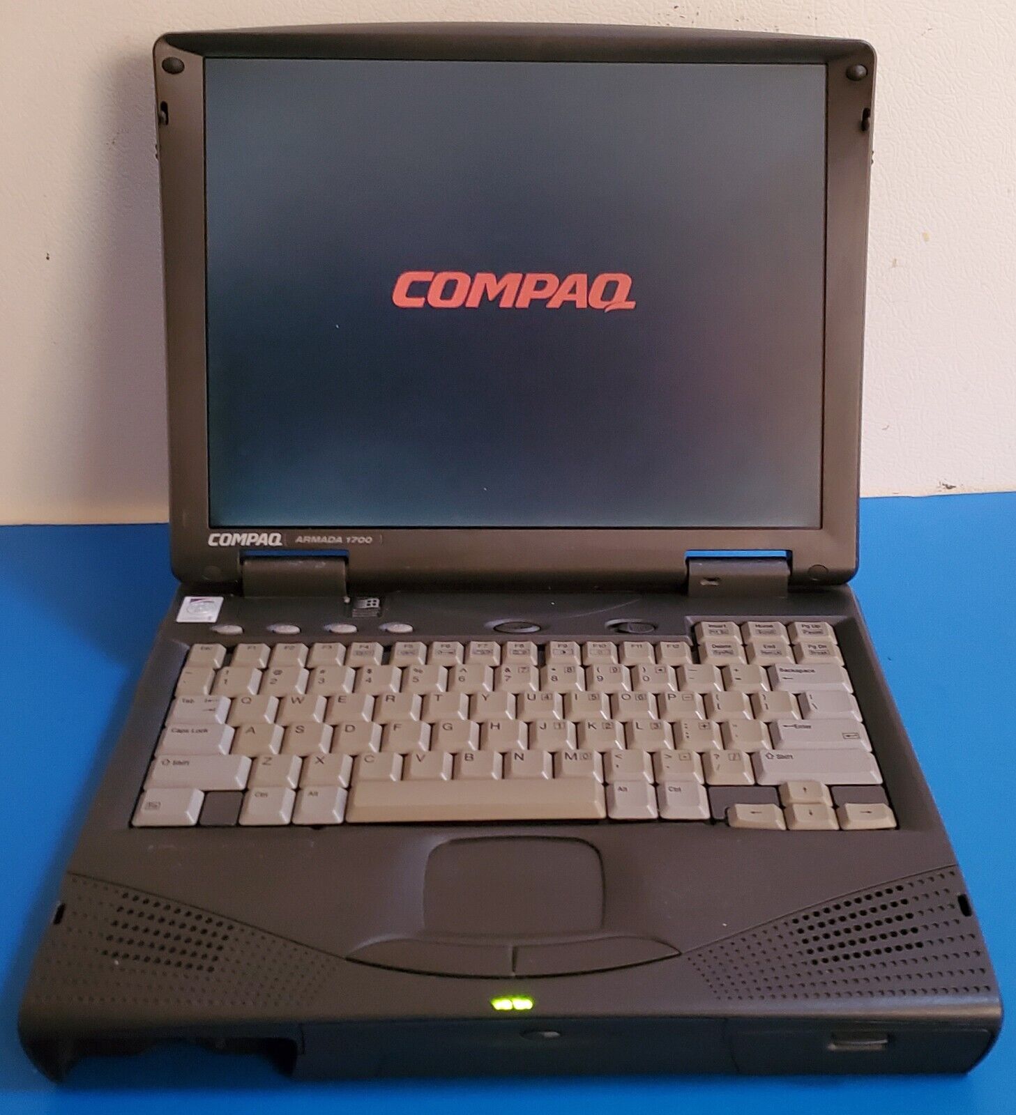 Vintage Compaq Armada 1700 Pentium II Series PP2000 Laptop Computer - Powers on