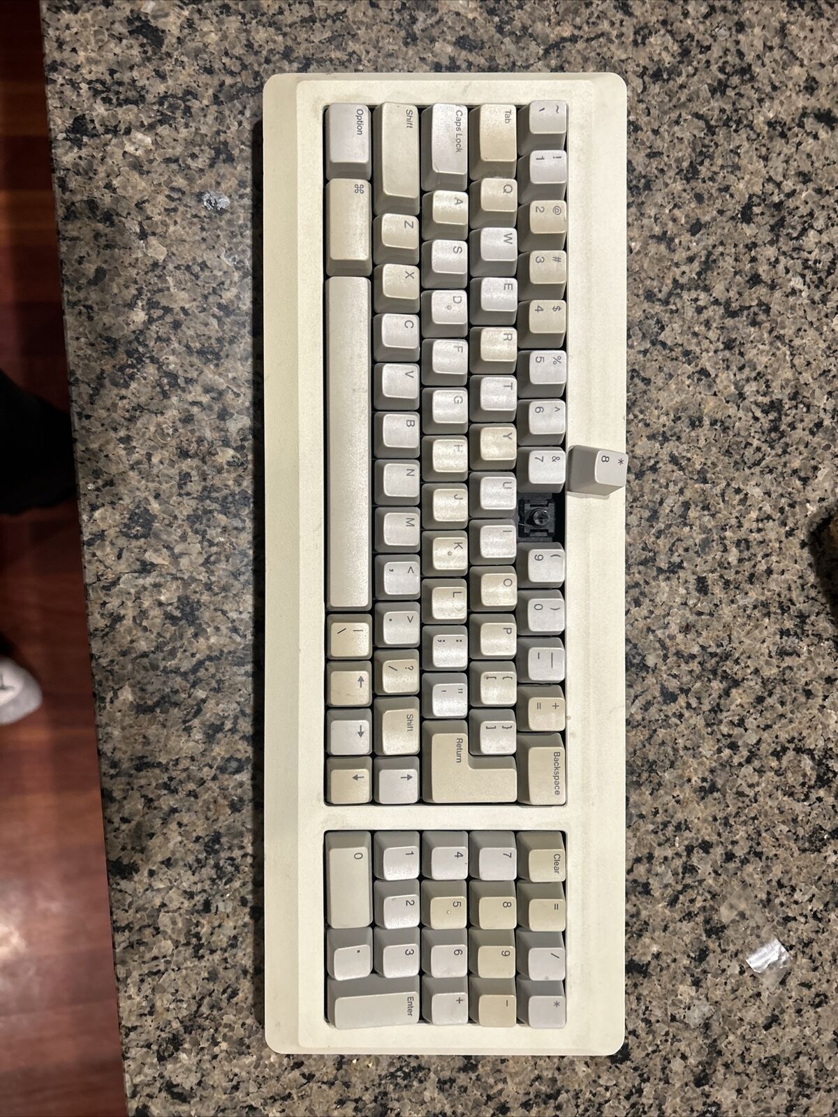 Apple M0110A Keyboard
