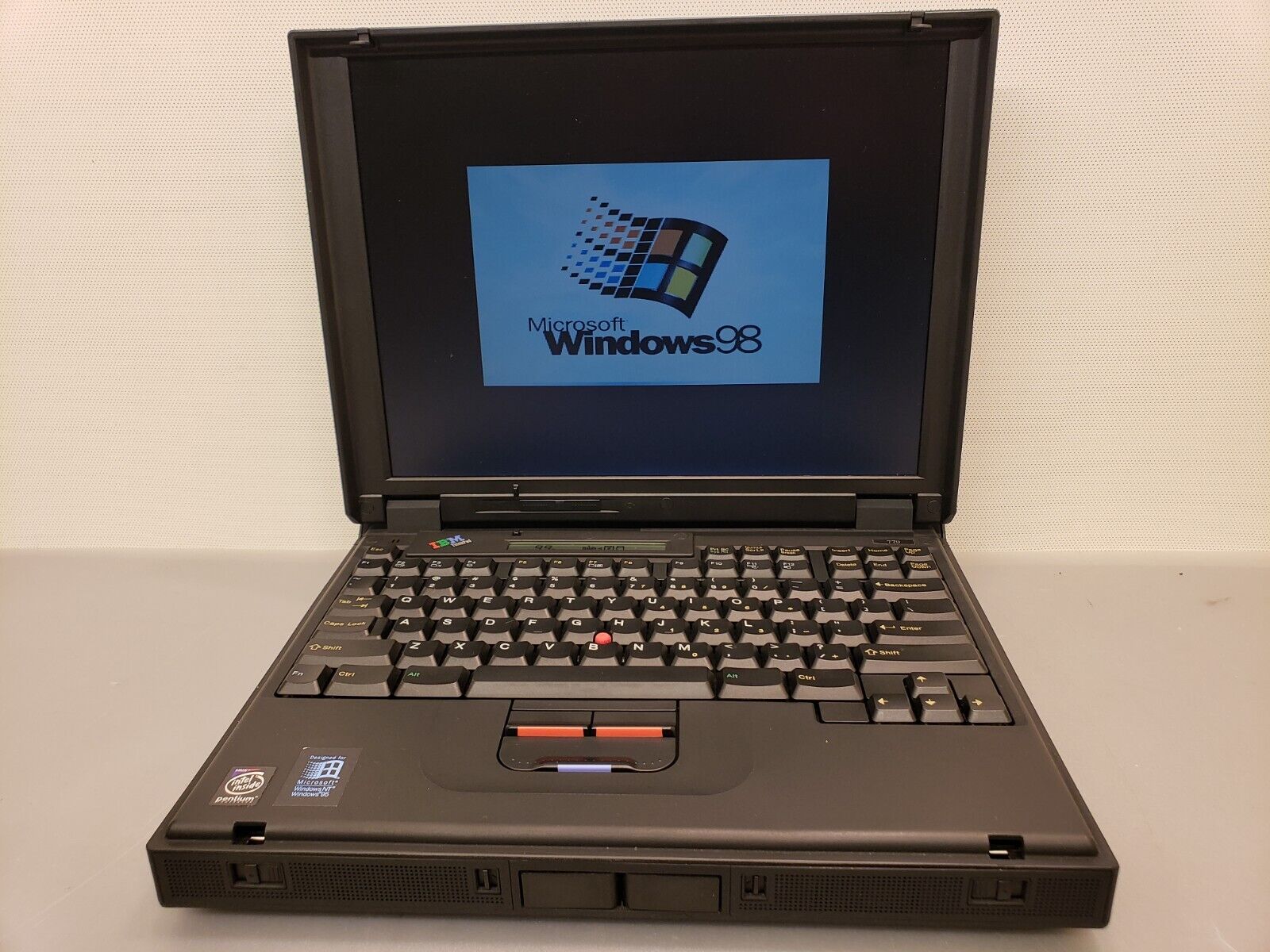 Vintage IBM Thinkpad 770 Laptop Type 9548 Pentium 200 MHz 8GB HDD CDROM Clean