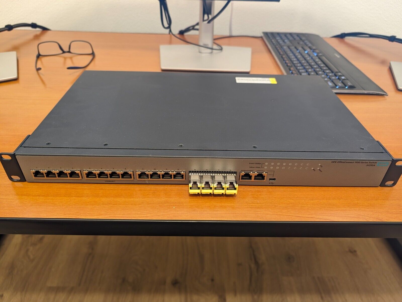 Aruba HPE OfficeConnect 1950 12XGT 4SFP+ Switch JH295A with 4x JD089B