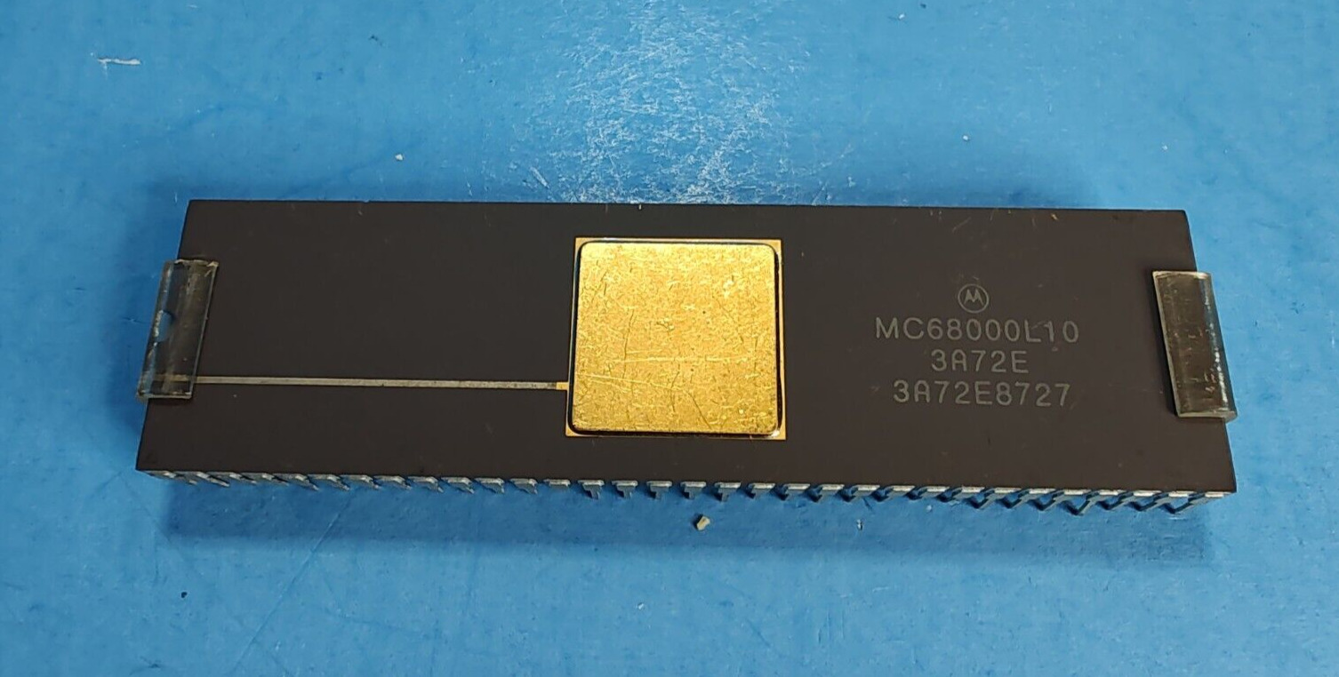 Vintage Motorola 68000 MC68000L10 32bit 10MHz DIP 64 Ceramic HMOS CPU Processor