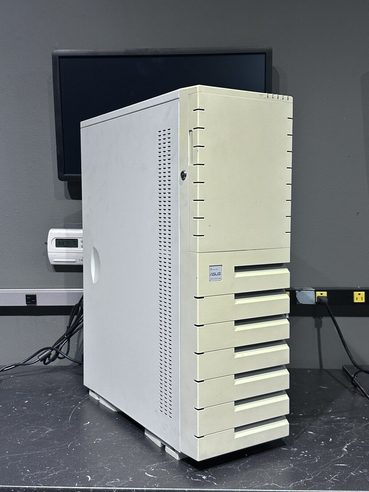 Super Rare Vintage ASUS Pentium 4 2.66GHz SCSI Raid Beautiful Case Working Beige