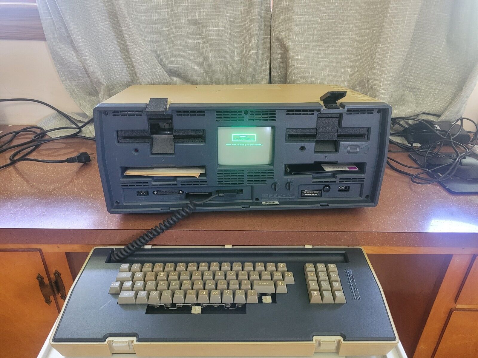 Vintage Osborne Executive Computer Model OCC 1 Turns On Doesnt Read Floppies
