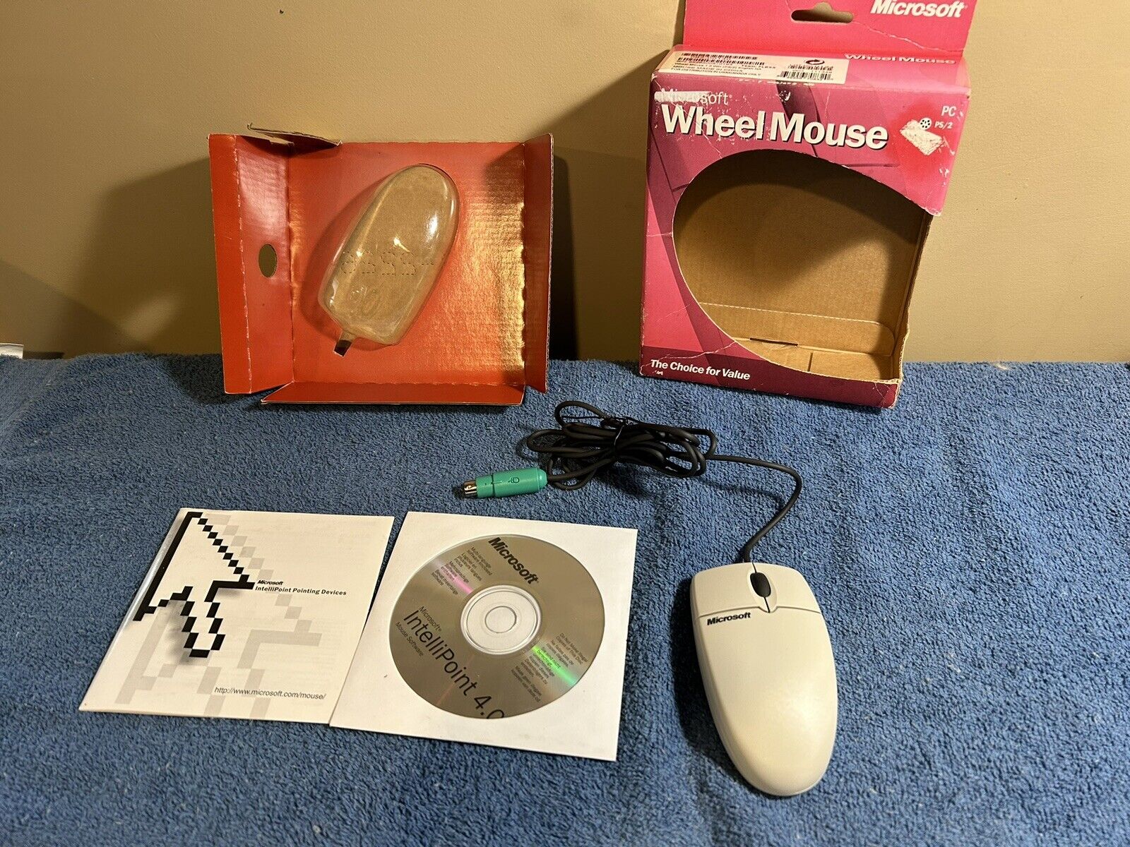 Vintage Off White Microsoft Wheel Mouse. 3.0 Win PS/2 Compatible.