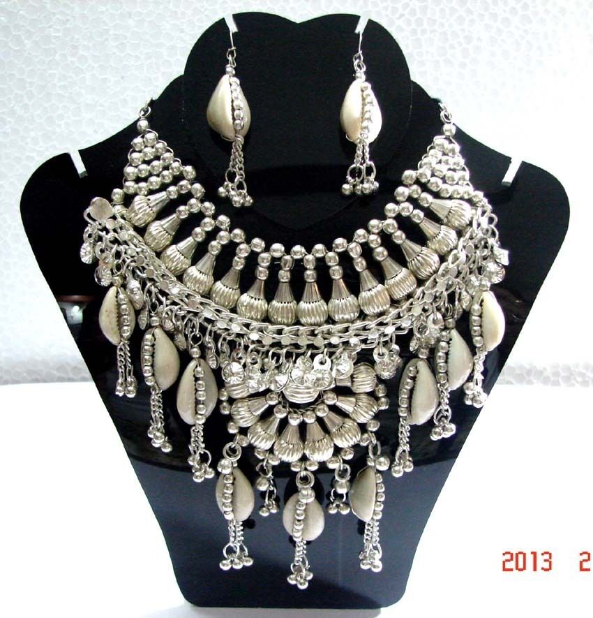 NEW KUCHI TRIBAL COWRIES SILVERTONE NECKLACE BELLY DANCE JEWELRY INDIA