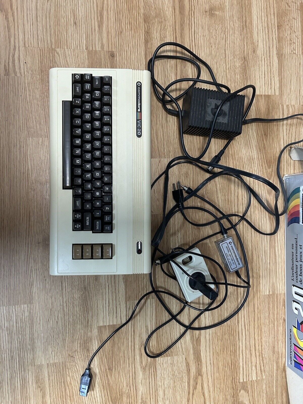 Commodore VIC 20 Computer - Powers on But NO DISPLAY w/box