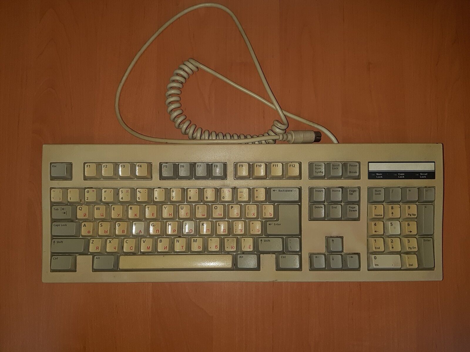 Very antique keyboard, circa 1980-1990. Selling as non-working for spare parts.