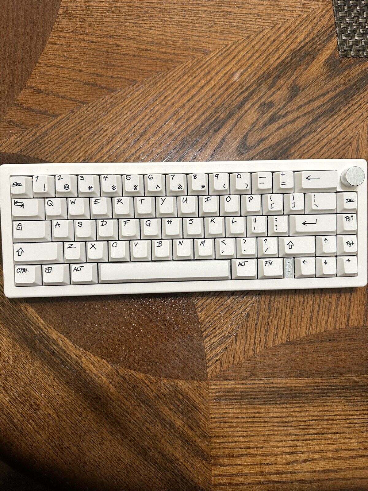 Creamy Custom Keyboard With Gutzy Aiden Keycaps