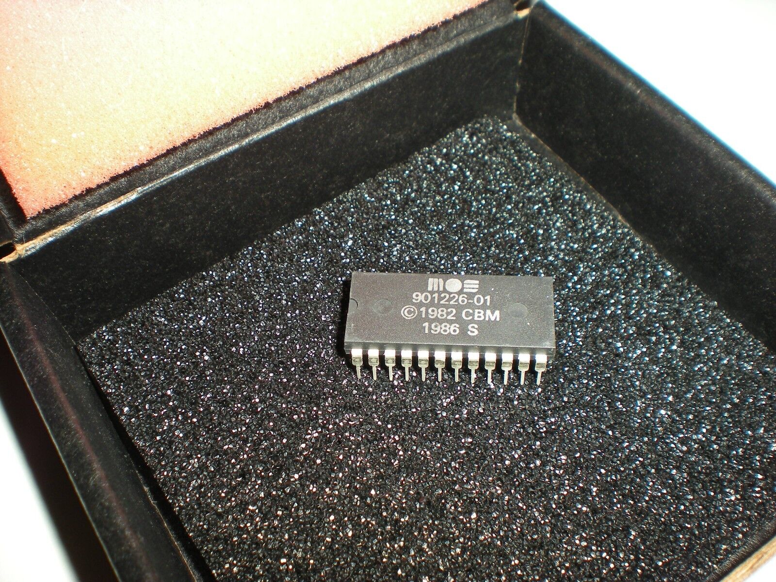 MOS Commodore 64 BASIC rom IC chip 901226-01 CBM