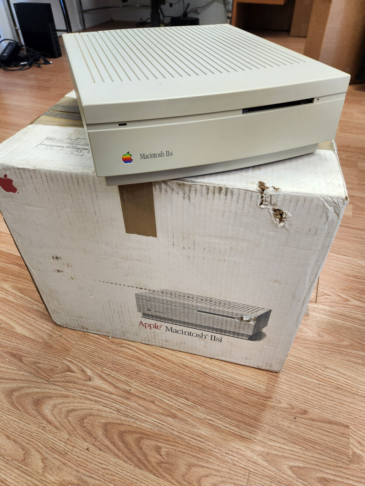 Apple Macintosh IIsi M0360 Computer w/ Keyboard+extras Tested Works original box