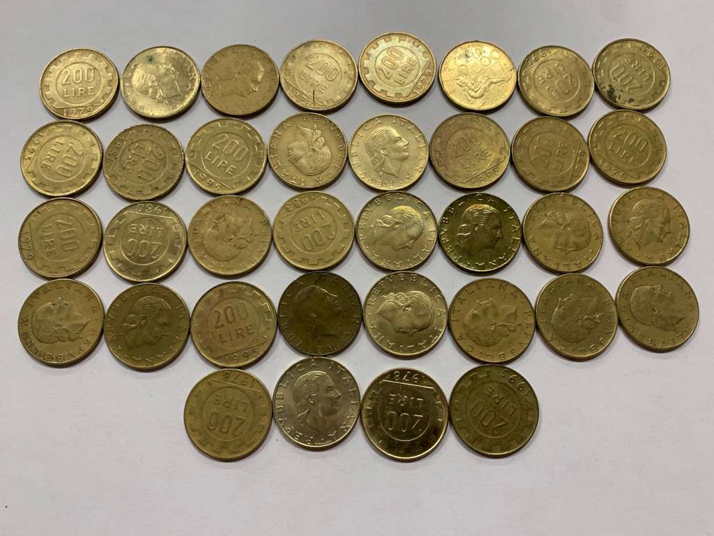 Lot 36 Coins 200 Lire Italian Mixed (QQ664)