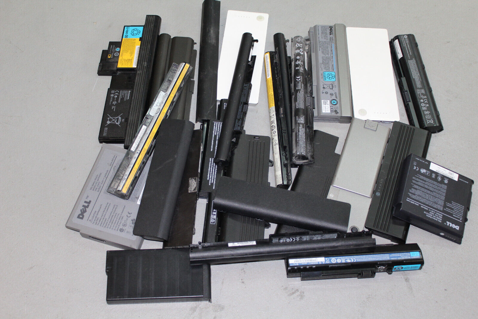 Lot of 25 Assorted Laptop Batteries - Cell Recovery / Scrap Repair (LithiumIOn