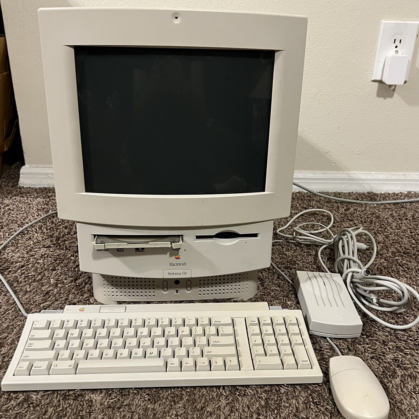 Apple Macintosh Performa 550 Computer