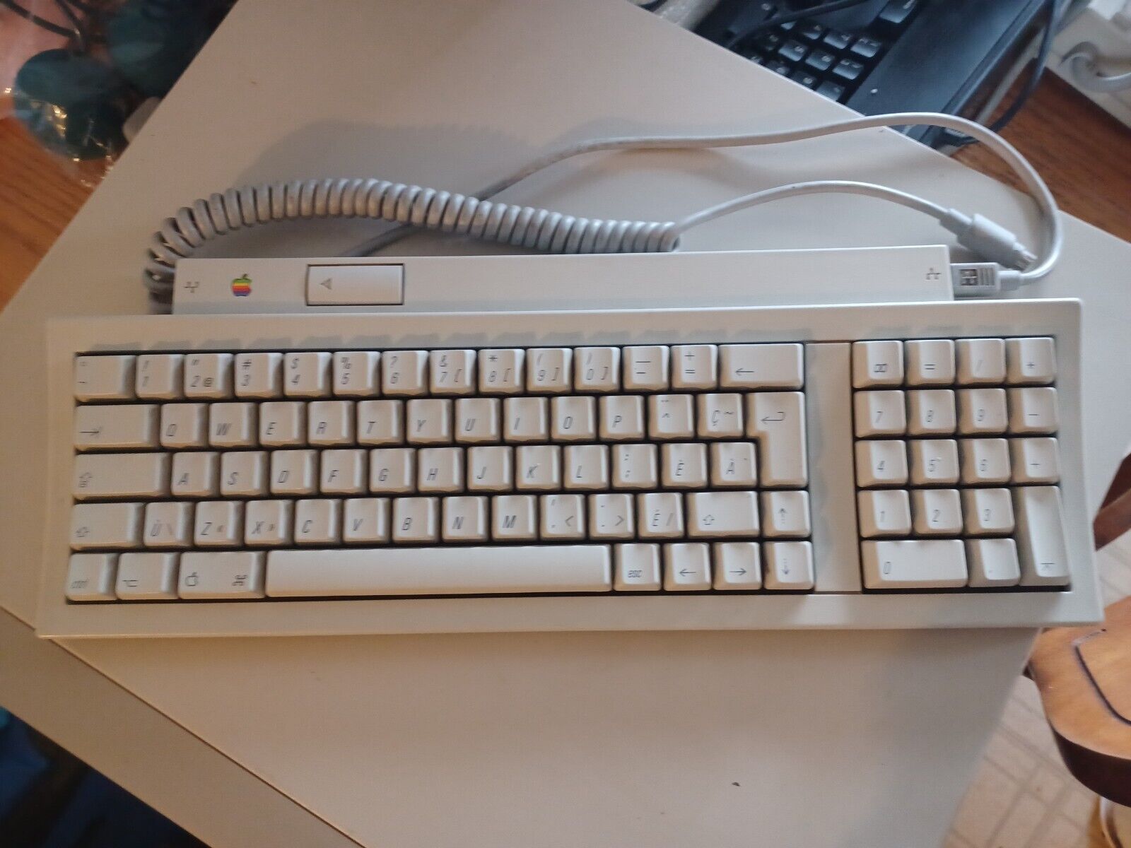 RARE Canadian French Vintage APPLE MacIntosh keyboard with cable MO487