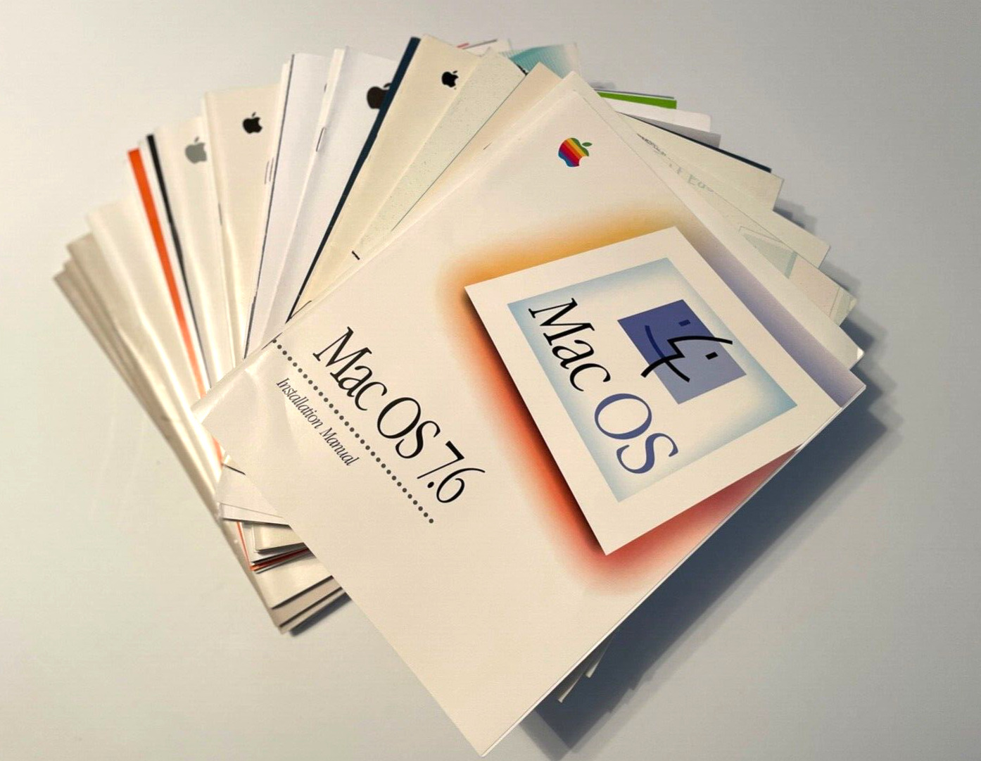 Lot of 36+ Apple Macintosh user manuals and literature