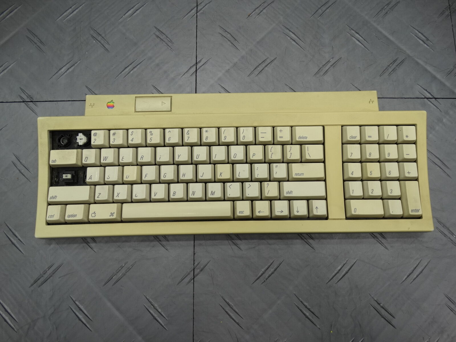APPLE Keyboard II M0487 Vintage 1990s (Missing Tilt/Leg and Keys)