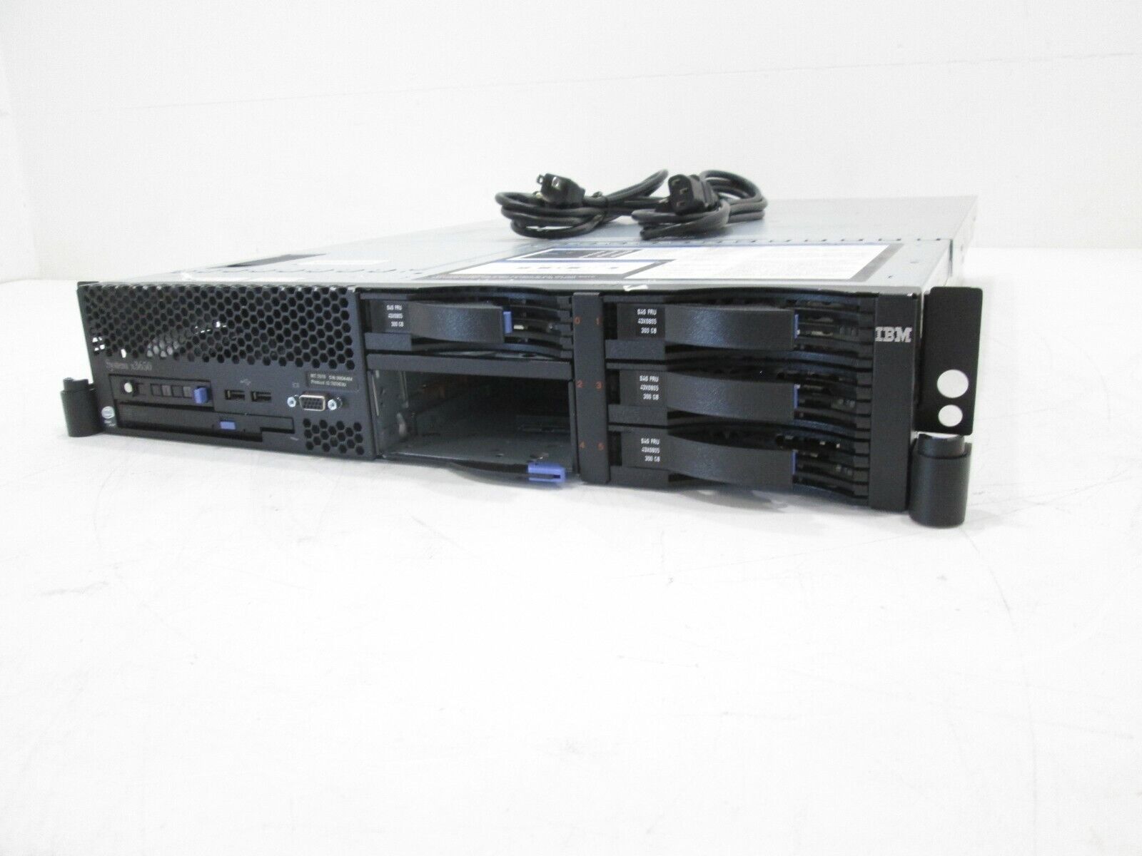 IBM 7979-AC1 X3650 CTO CHASSIS 2U SERVER 1x E5205 1.86 GHZ, 4GB RAM, 4x 300GB HD