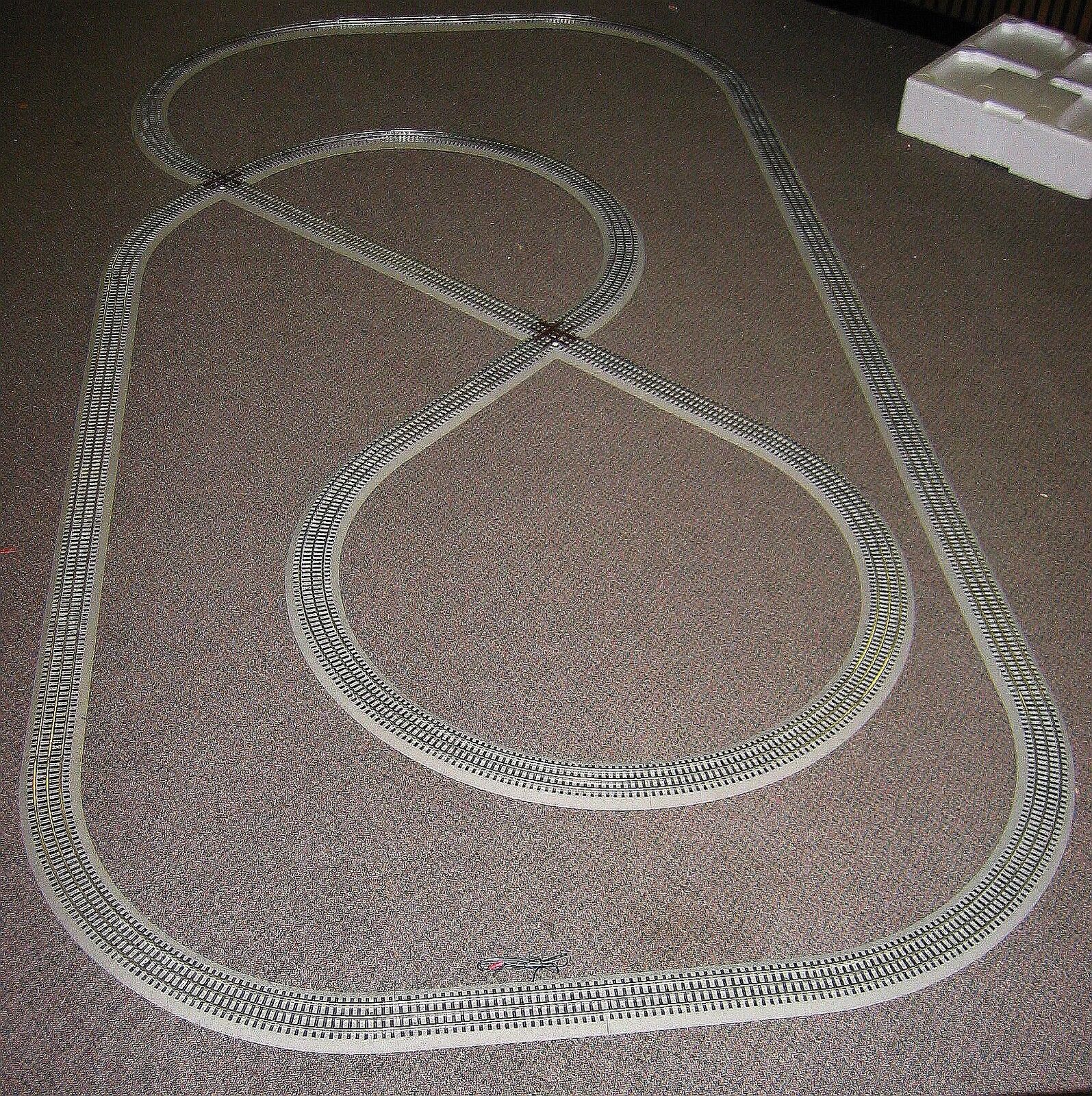 LIONEL TRAIN DELUXE FASTRACK PACK 5X10 FEET Layout Display Set w/Track Crossings