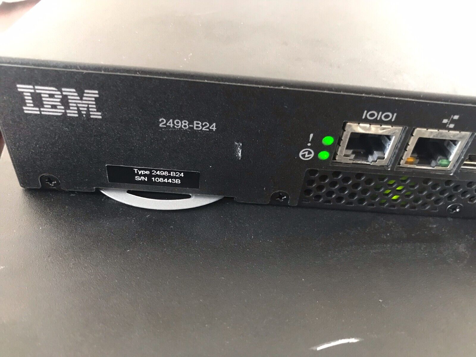 IBM 2498-B24/ 24 Port 24 8Gb Fibre Channel Switch with 8 SFP 4gb Brocade .