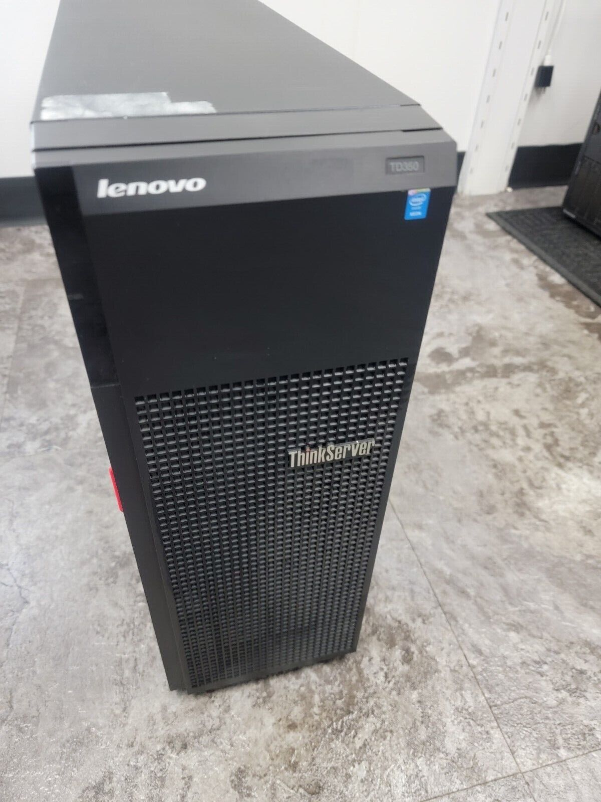 Lenovo ThinkServer TD350 70DG - Server - tower - 4U - 2-way - 1 x Xeon