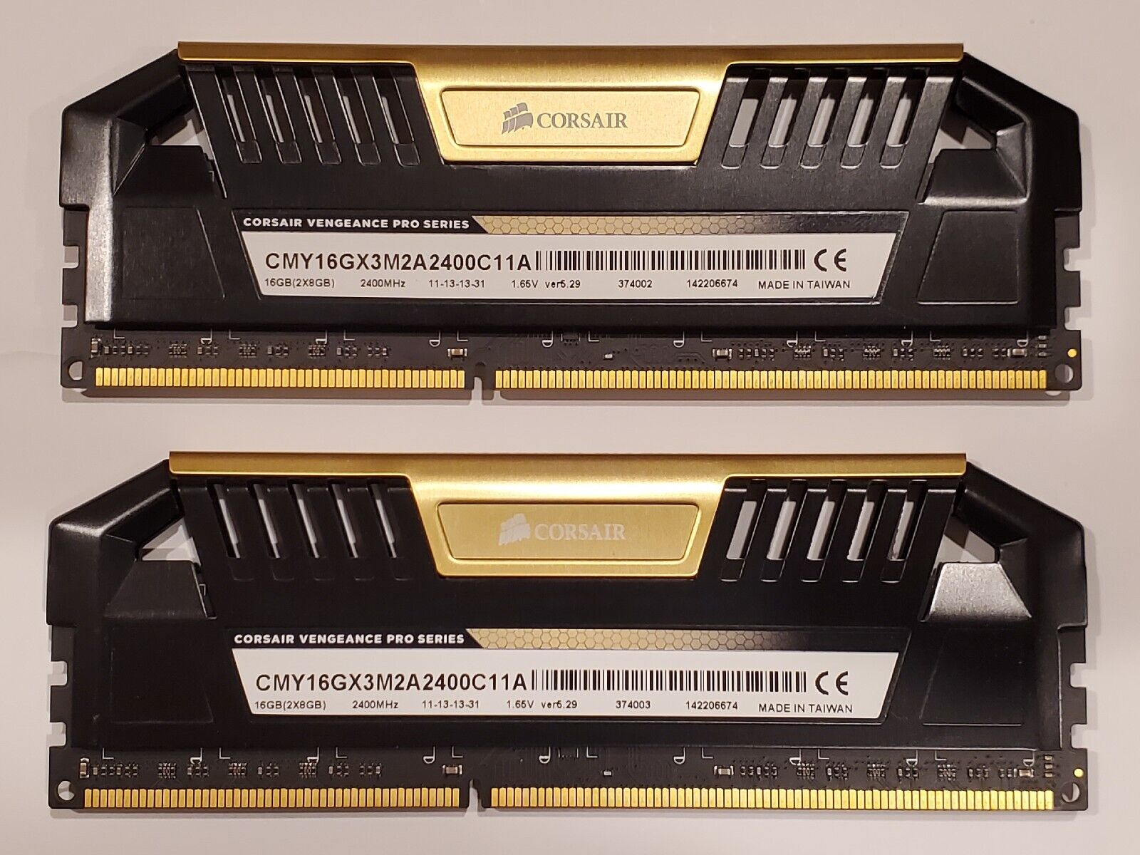 CORSAIR VENGEANCE Pro GOLD 16GB (2x8GB) 2400 MHz DDR3 (CMY16GX3M2A2400C11A)
