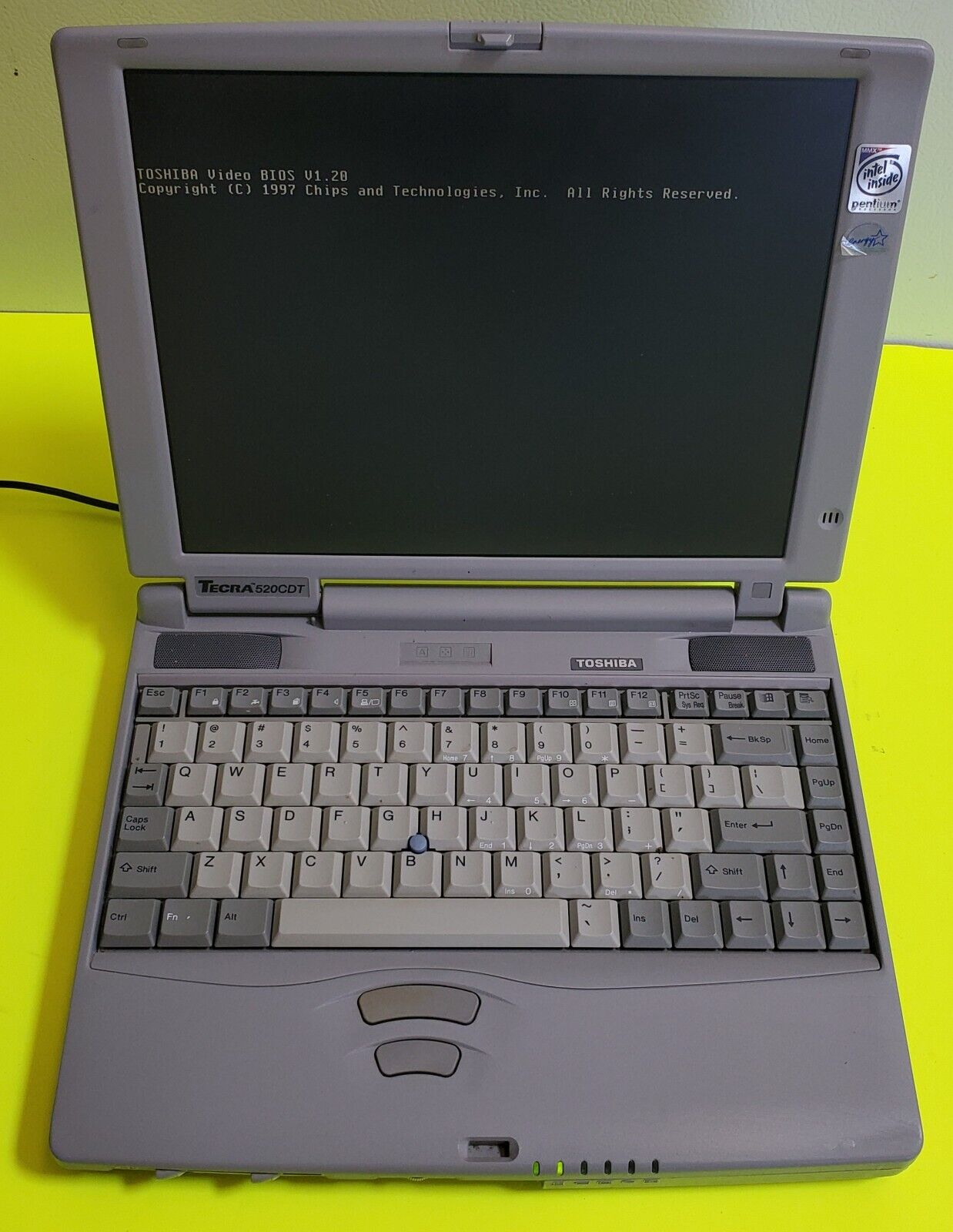 Vintage Toshiba Tecra 520CDT Pentium Notebook Laptop Computer Powers On - AS IS