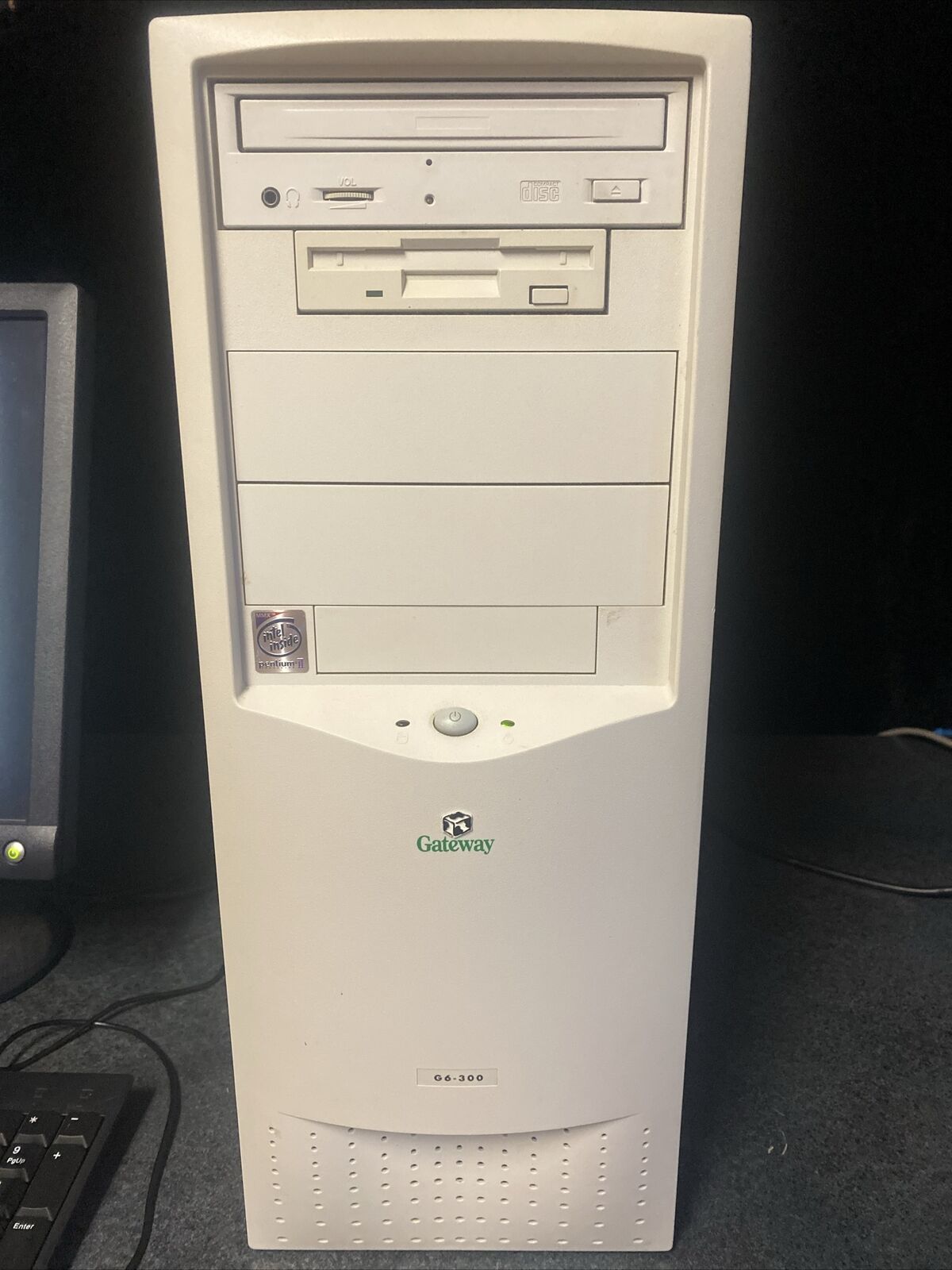 Gateway2000 Pentium II G6-300.   Year 1997. Complete Except Hard Drive.  Tested.
