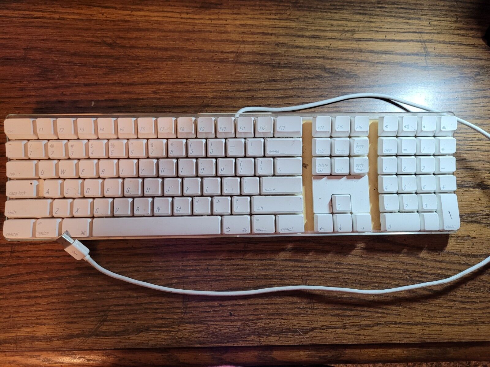 Apple A1048 (EMC: 1944) Wired Keyboard White [tested and working]