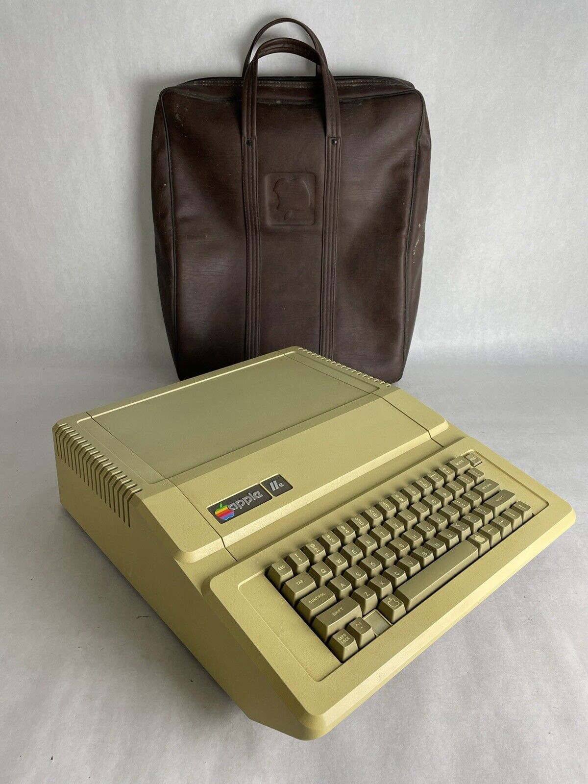 Apple IIe w/Vintage Apple Carry Bag Tested and Working