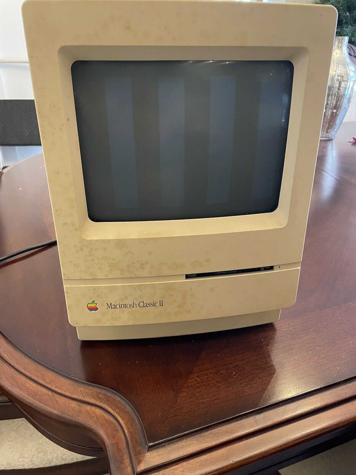 Vintage 1992 Apple Macintosh Classic II, Cuts on, No mouse or Keyboard