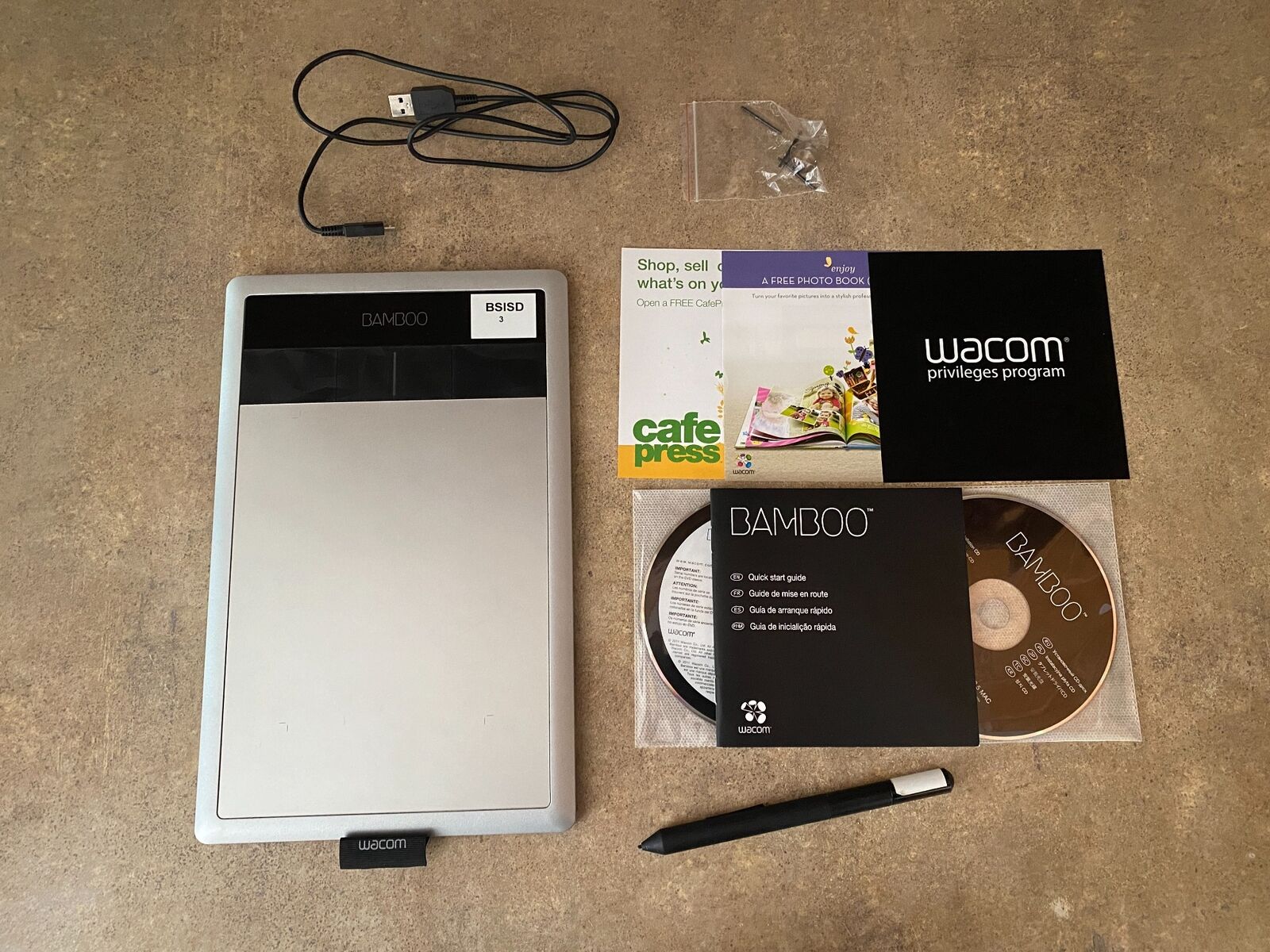 WACOM CTH470 BAMBOO CAPTURE PEN AND TOUCH TABLET W/ ACCESSORIES URUT-37
